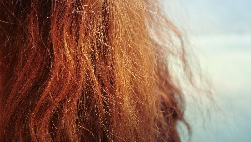 Capelli crespi d'estate: perché peggiorano e come smettere di combatterli (e iniziare ad amarli)