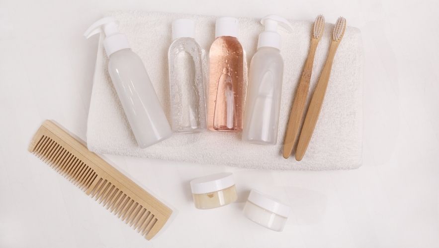 Hair kit vacanza: cosa mettere davvero in valigia (e cosa lasciare a casa)